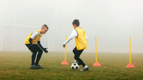 Vaikų Sporto Treniruotės su Estafečių Kūgiais ir Lazdomis